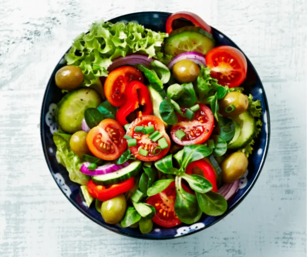 Alimentação com muitas plantas e vegetais.