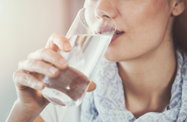 Beber água ajuda os vasos linfáticos.