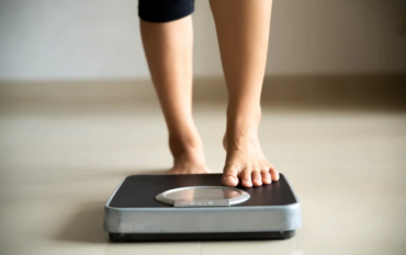 female-leg-stepping-weigh-scales-healthy-lifestyle-food-sport-concept_53476-3966