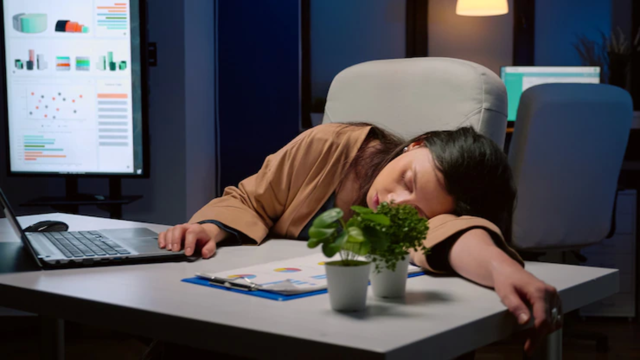 exhausted-tired-businesswoman-sleeping-desk-table-startup-business-office_482257-14040