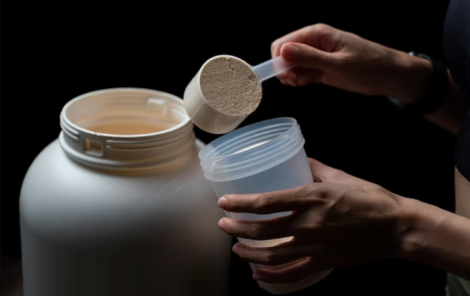 close-up-women-with-measuring-scoop-whey-protein-jar-shaker-bottle-preparing-protein-shake_46370-3094-jpg-740×493-