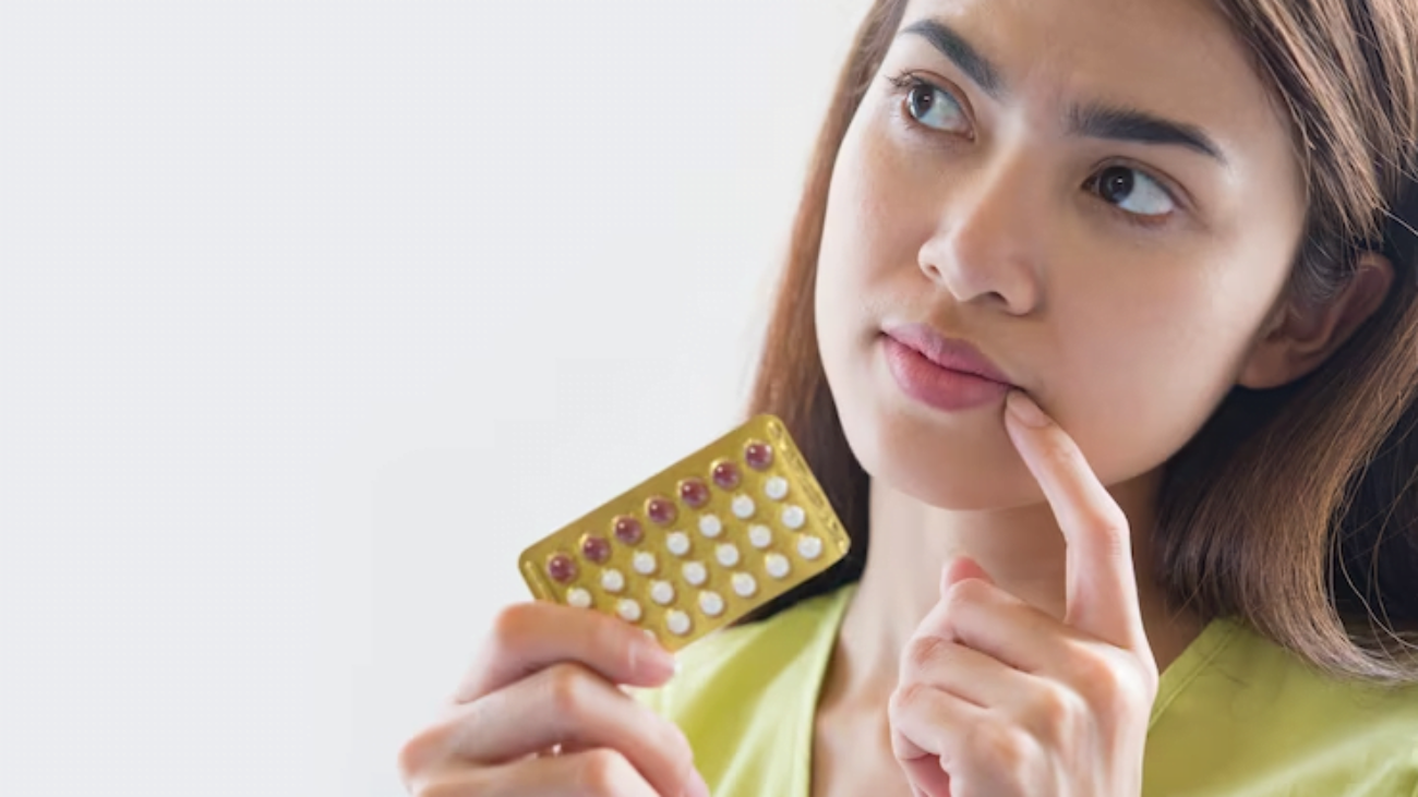 woman-hand-holding-contraceptive-panel-prevent-pregnancy_1150-14215-jpg-740×494-