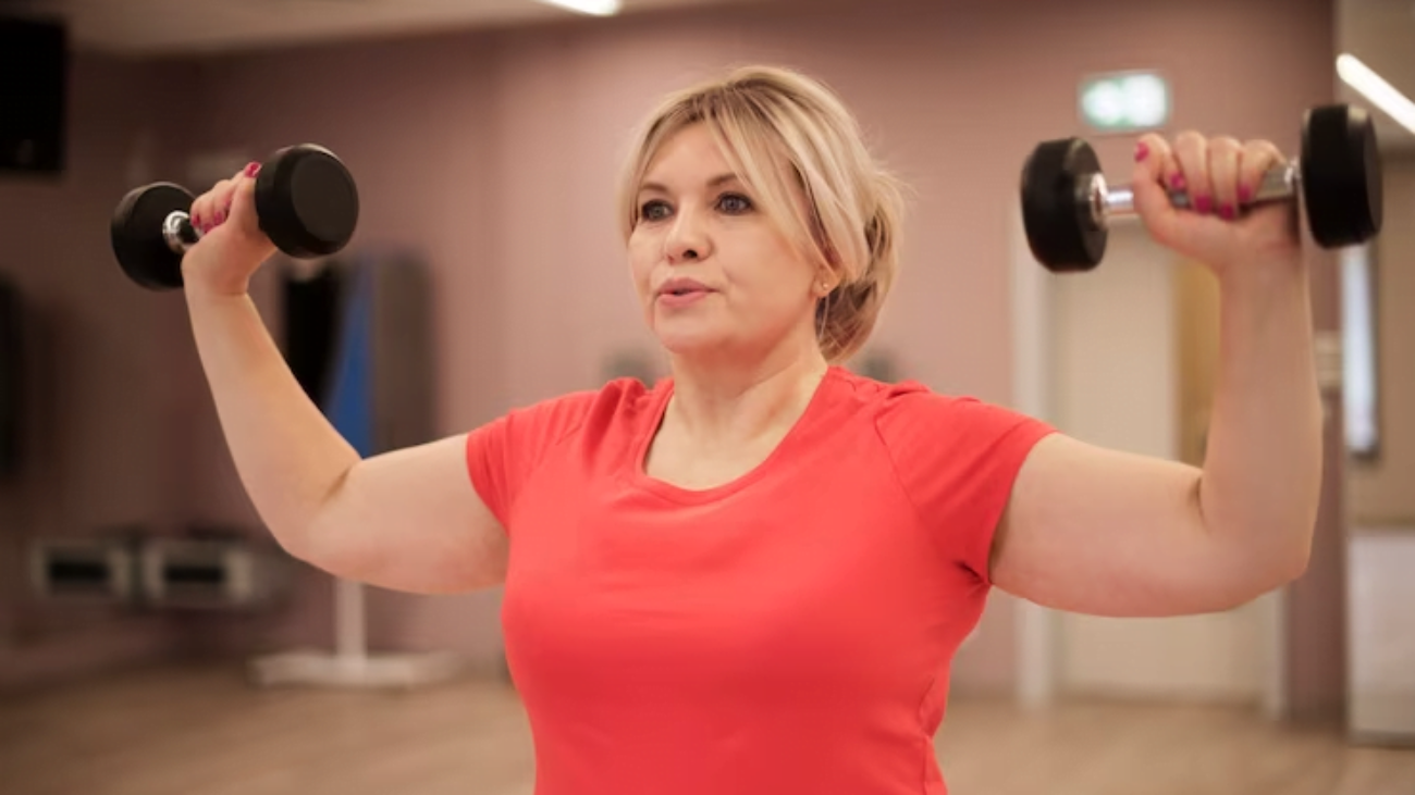 woman-training-with-dumbbells_329181-12911-jpg-740×494-