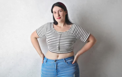 Free-Photo-Portrait-ofa-ayoung-woman-in-studio