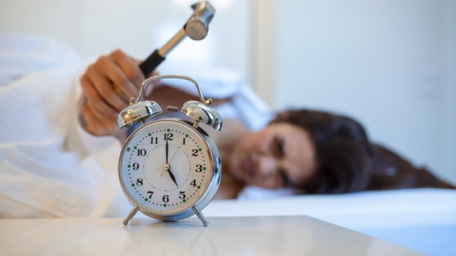 young-woman-tries-break-alarm-clock-with-hammer-destroy-clock-girl-lying-bed-turning-off-alarm-clock-with-hammer-morning-5am_657921-129-jpg-740×493-