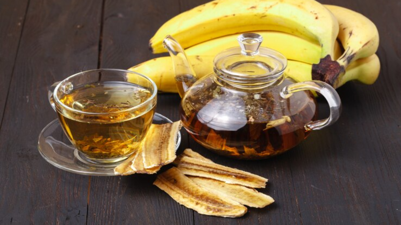 dried-banana-dried-fruit-wooden-healthy-food_155165-1837-jpg-740×493-