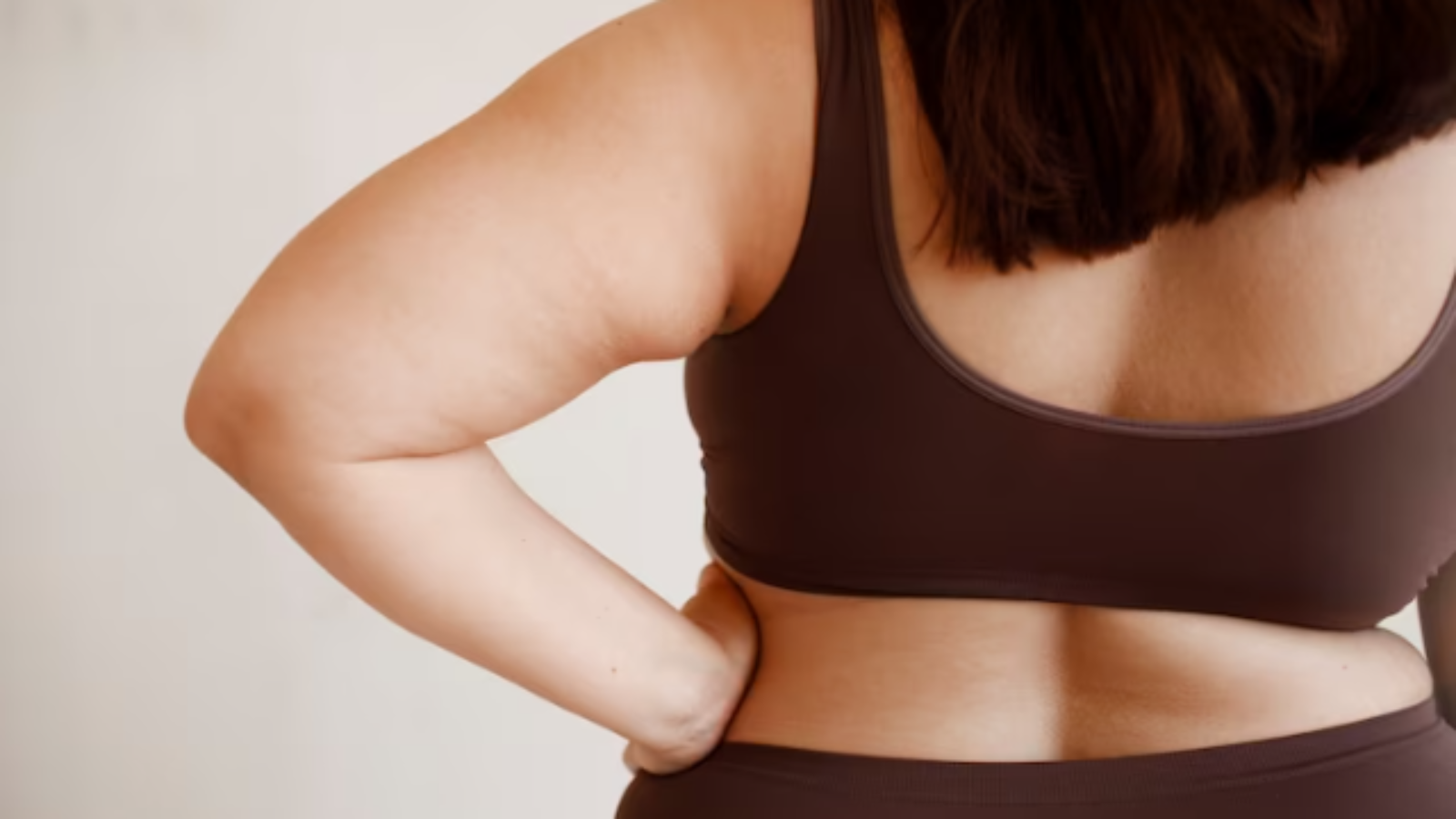 Free-Photo-Free-photo-back-view-plus-size-woman-posing-in-studio