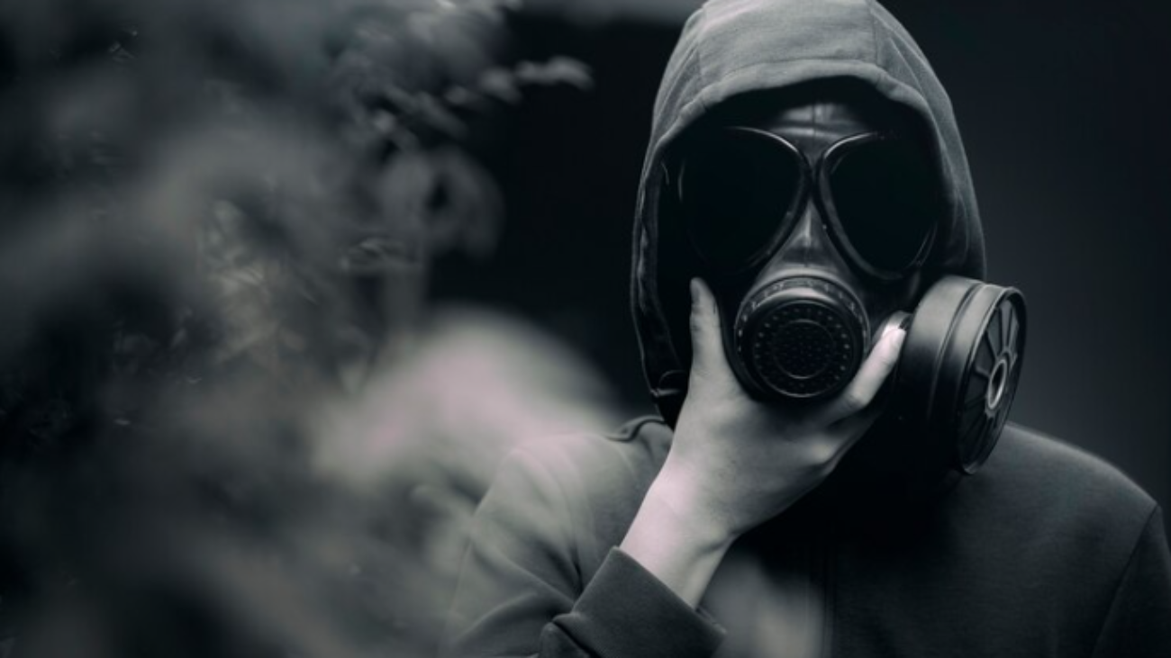 Premium-Photo-Photo-a-man-wearing-a-gas-mask-and-the-gloomy-atmosphere