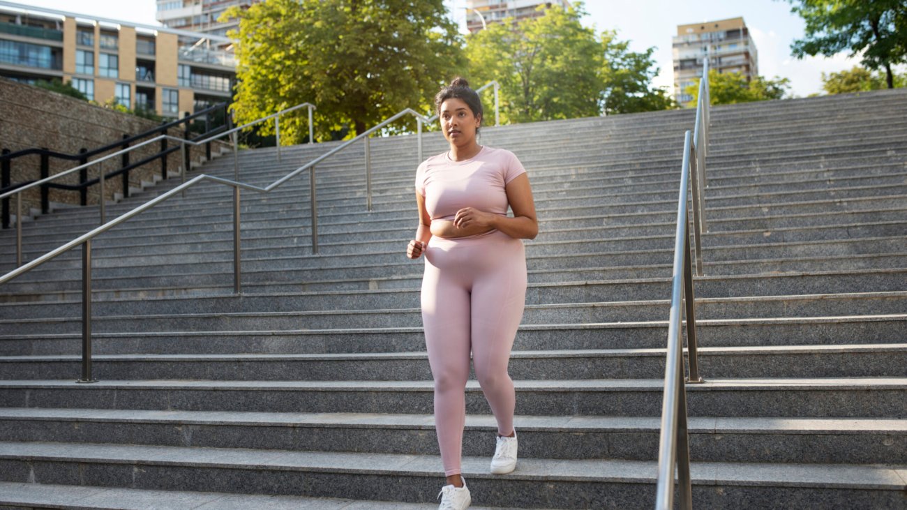 mulher-com-excesso-de-peso-se-exercitando-em-escadas-ao-ar-livre