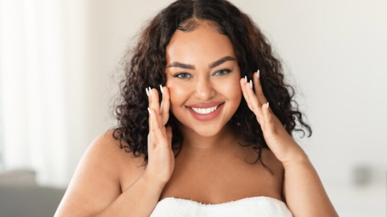 Premium-Photo-Photo-face-massage-african-american-plus-size-woman-touching-her-smooth-flawless-skin-on-cheeks-and-smiling-at-camera