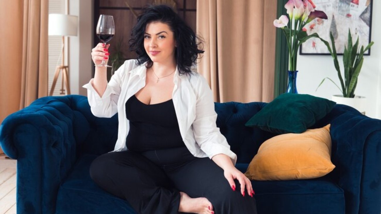 beautiful-woman-plus-size-relax-with-wine-glass_128867-485