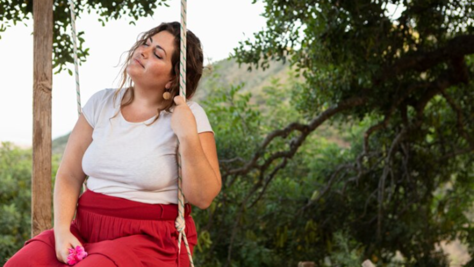 Free-Photo-Side-view-of-alluring-woman-outdoors-in-swing