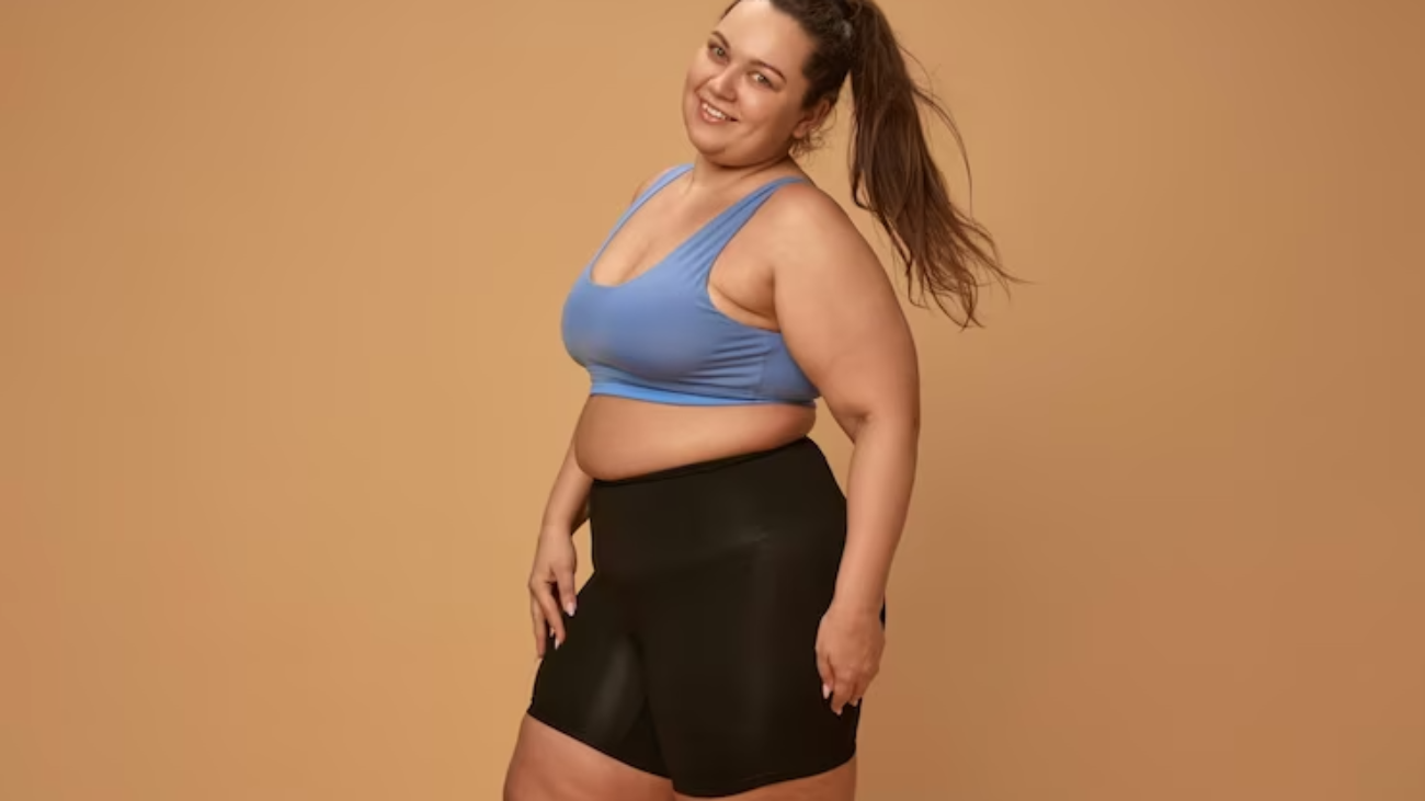 young-smiling-overweight-woman-posing-comfortable-sportswear-leggings