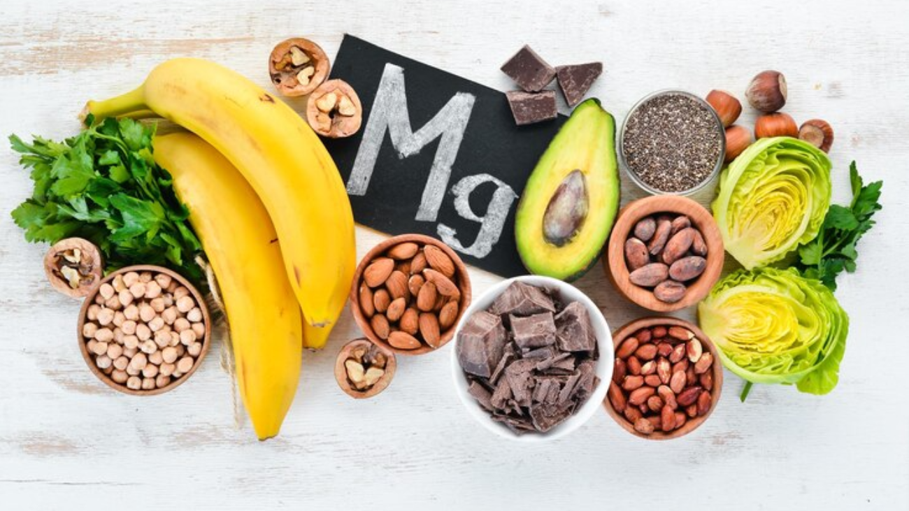 foods-containing-natural-magnesium-mg-chocolate-banana-cocoa-nuts-avocados-broccoli-almonds-top-view-white-wooden-background_187166-40550-jpg-740×494-
