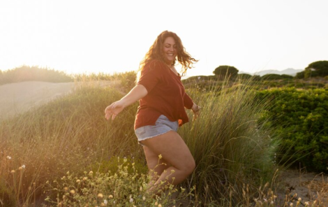 side-view-happy-woman-nature_23-2148629845-jpg-740×493-
