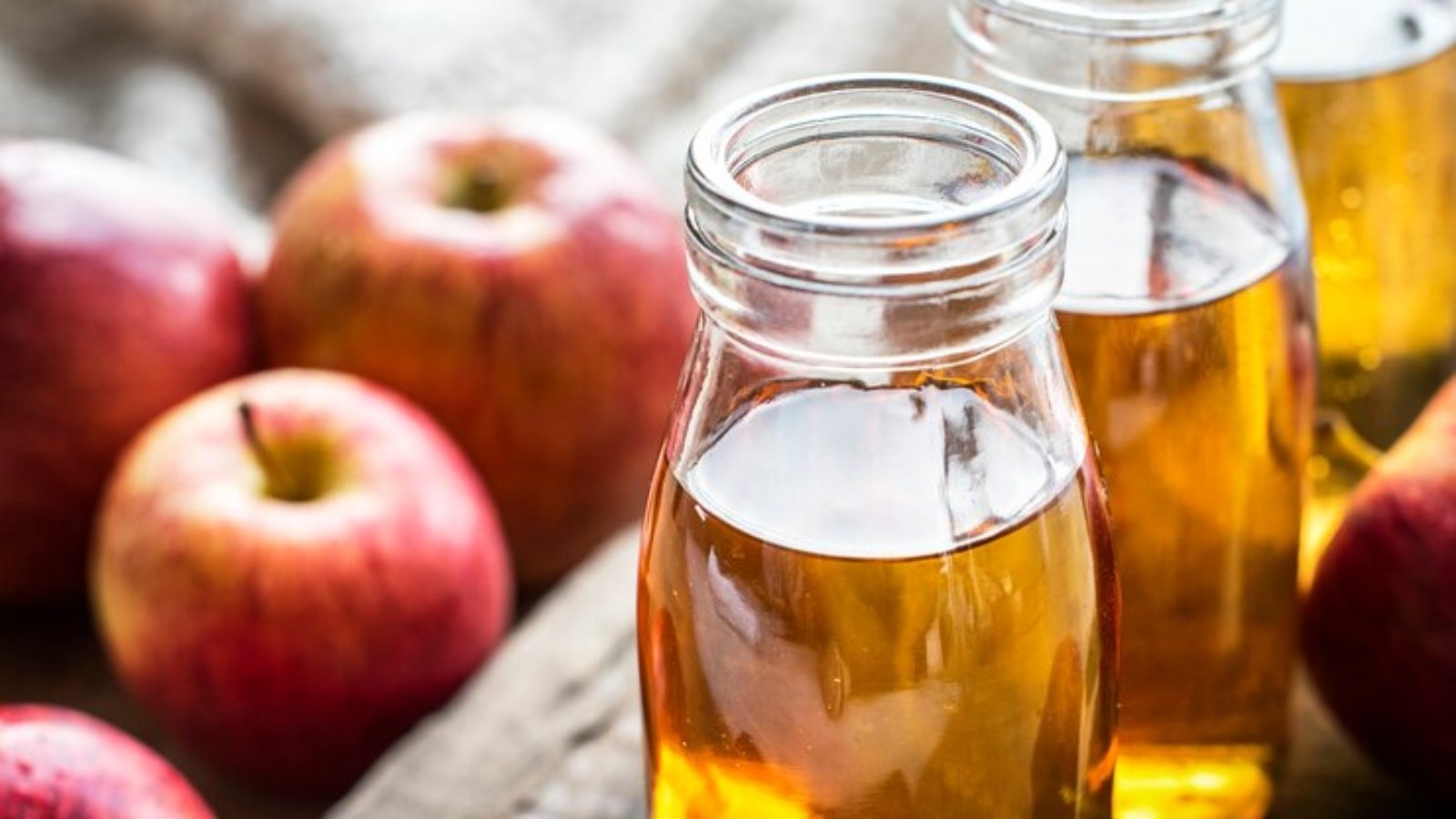 fresh-apple-juice-close-up-shot_53876-71463