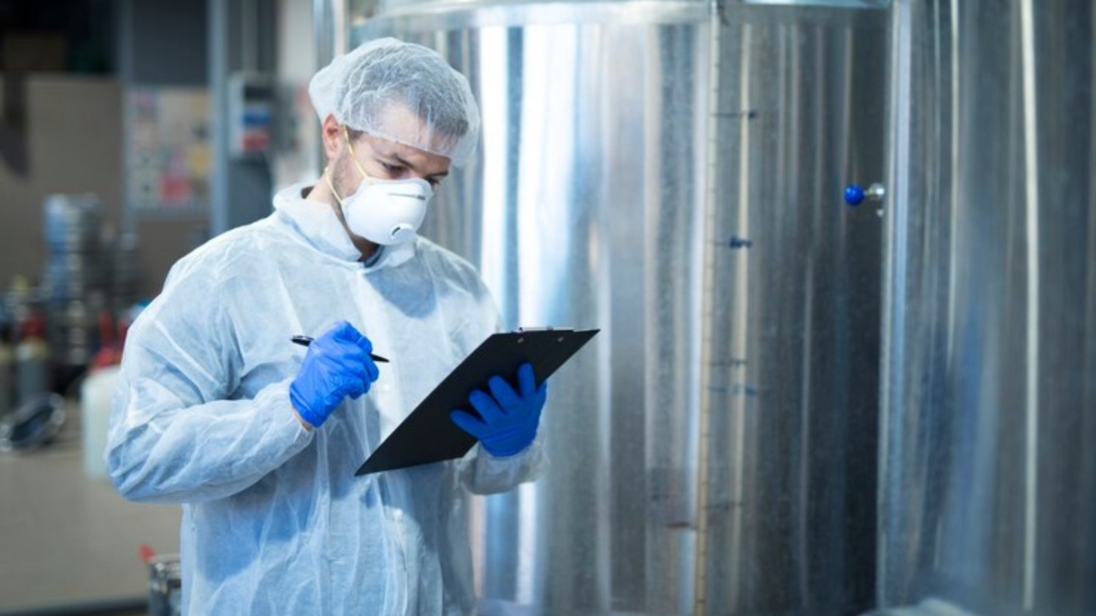 technologist-expert-controlling-production-pharmaceutical-food-processing-factory_342744-1212