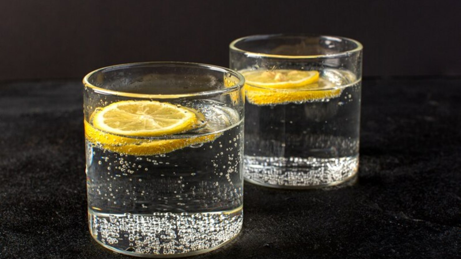 front-closed-up-view-water-with-lemon-fresh-cool-drink-with-sliced-lemons-inside-transparent-glasses_140725-18030