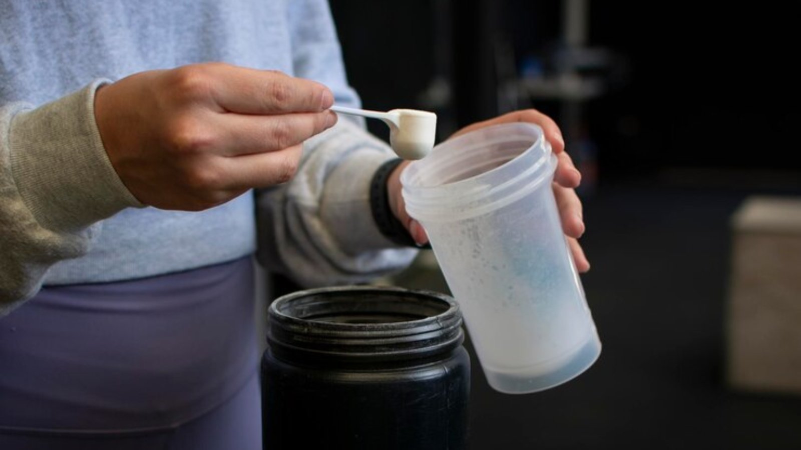 closeup-hands-athlete-creatine