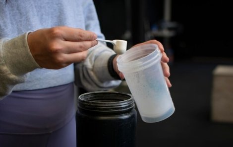 closeup-hands-athlete-creatine