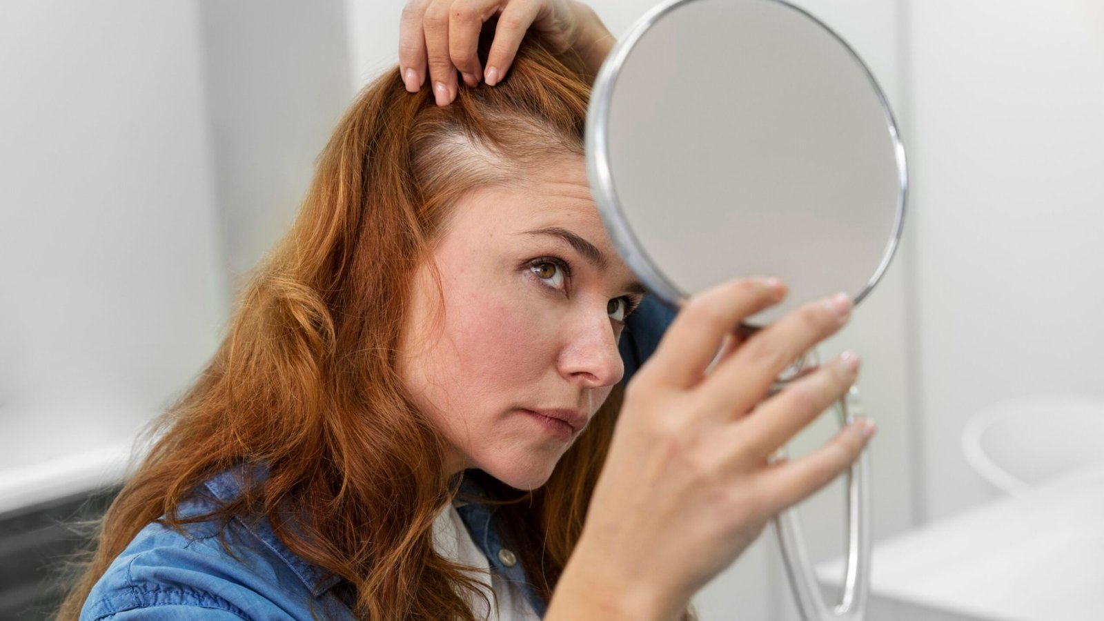 mulher-recebendo-tratamento-para-queda-de-cabelo-em-uma-clinica
