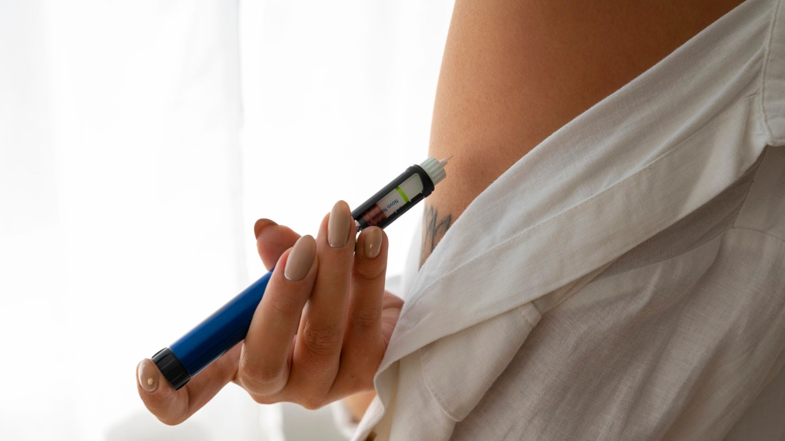 vista-lateral-mulher-diabetica-verificando-seu-nivel-de-glicose