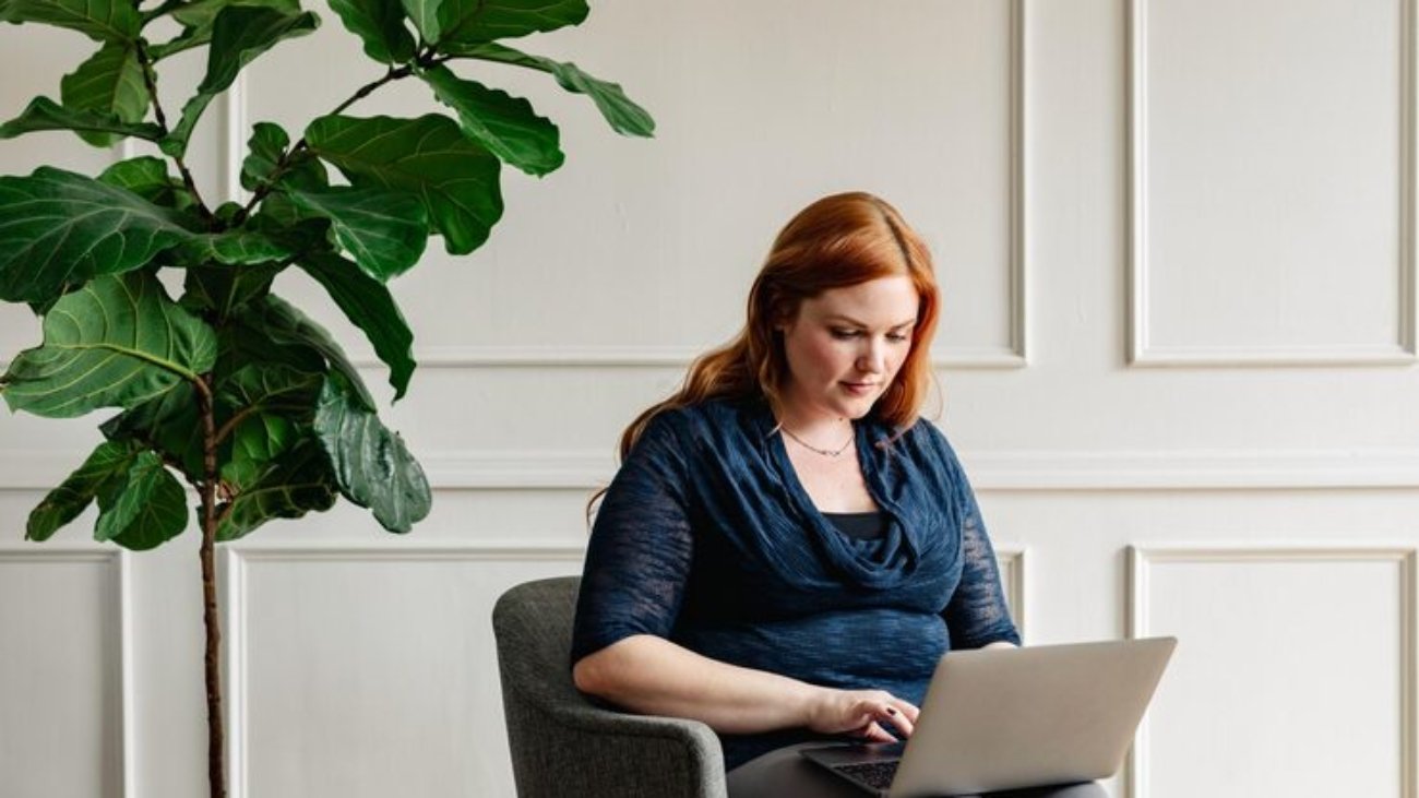 woman-use-laptop-modern-casual-room-relax-enjoy-relaxed-woman-working-with-laptop-chair-happy-relax-woman-working-online-casual-home-focus-type-laptop_53876-1088811